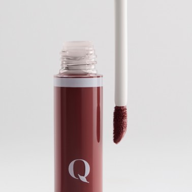 LONG-LASTING LIPSTICK