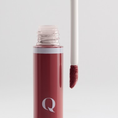 LONG-LASTING LIPSTICK